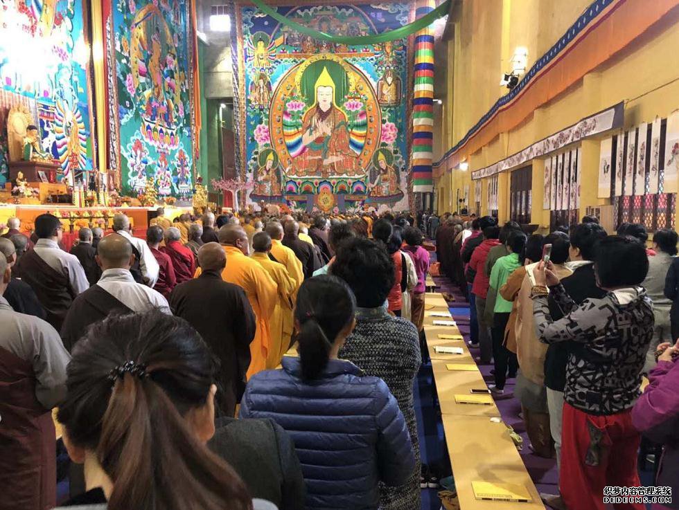 画家赵言斋金色世界书画展在五台山大宝寺开幕
