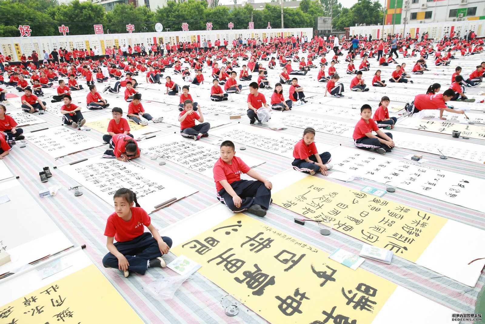 千人书法书写活动在首都师范大学附属小学举行